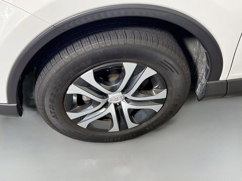 Used 2018 Toyota RAV4 LE FWD image 14
