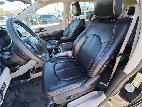 Certified 2023 Chrysler Pacifica Touring-L image 13