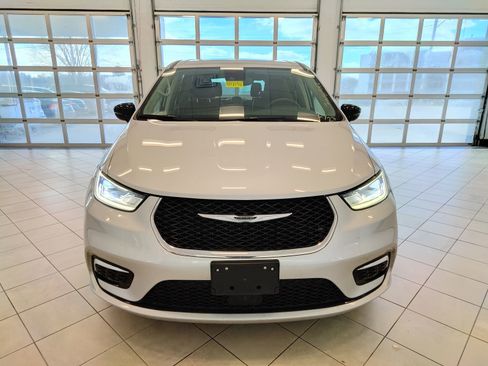 Used 2024 Chrysler Pacifica Touring-L image 9