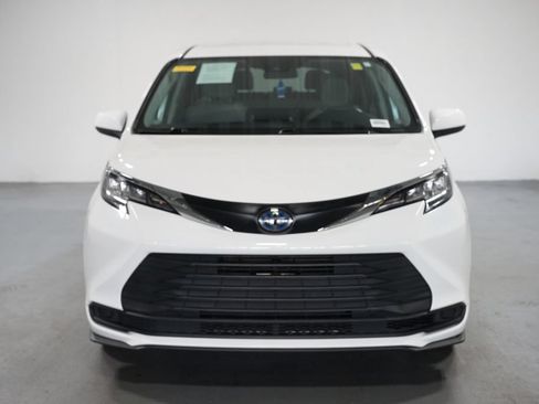 Used 2023 Toyota Sienna LE FWD image 2