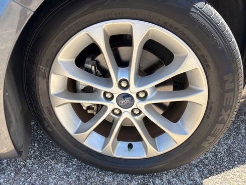 Used 2019 Ford Fusion SE FWD image 2