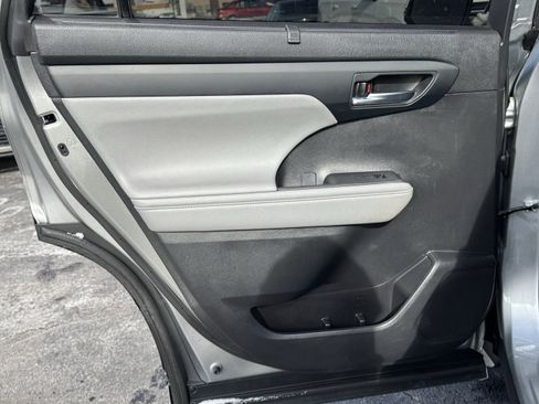 Used 2022 Toyota Highlander XLE image 32