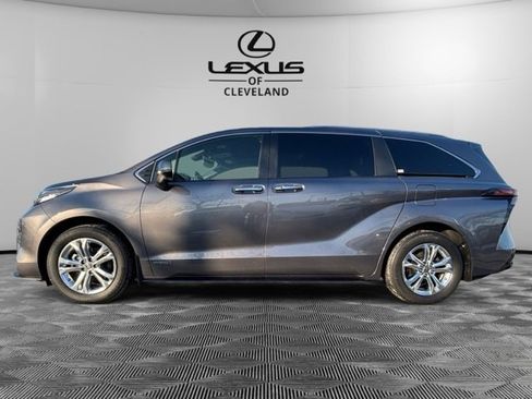 Used 2021 Toyota Sienna Platinum image 3