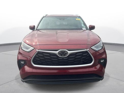 Used 2023 Toyota Highlander XLE FWD image 3