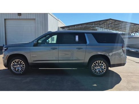 New 2026 Chevrolet Suburban LT image 5