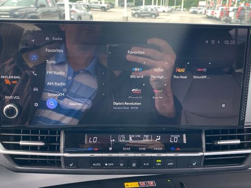 Used 2025 Toyota Sienna XLE FWD image 25
