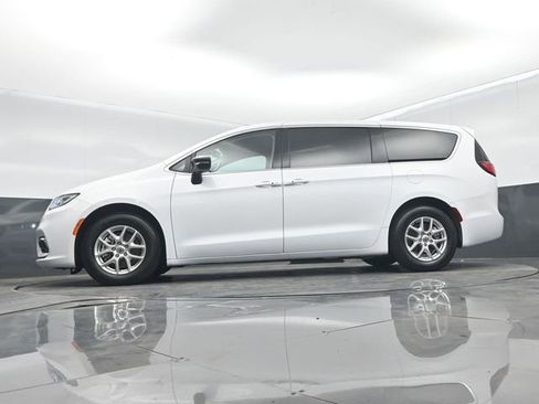 Used 2024 Chrysler Pacifica Touring-L FWD image 46