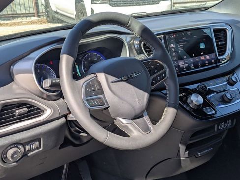 Used 2025 Chrysler Pacifica Select image 15