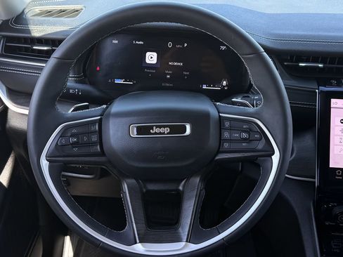 Used 2023 Jeep Grand Cherokee Limited w/ Black Appearance Package image 11