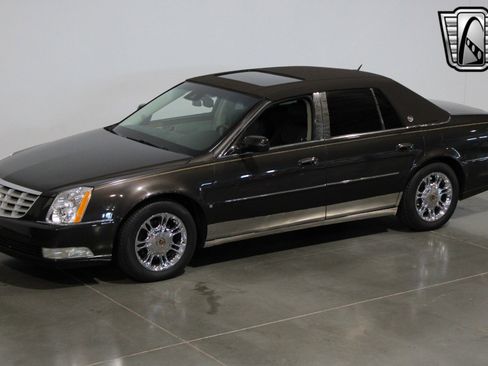Used 2008 Cadillac DTS Performance w/ Platinum Edition image 21