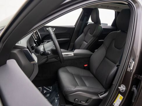 Used 2025 Volvo XC60 B5 Plus image 14