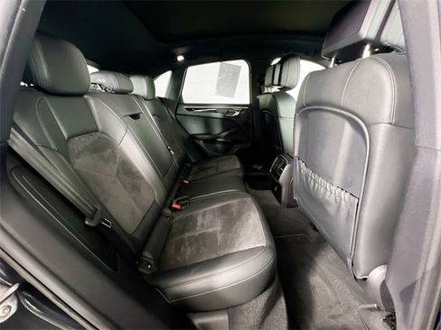 Used 2018 Porsche Macan Base image 25
