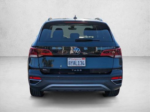 Certified 2022 Volkswagen Taos SEL w/ Panoramic Sunroof Package image 7