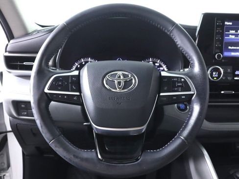 Used 2020 Toyota Highlander LE AWD/4WD image 11