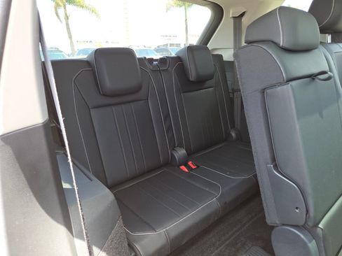 Used 2024 Volkswagen Tiguan SE FWD image 19