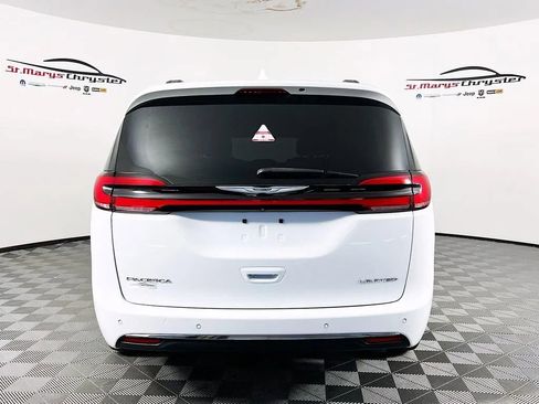 Used 2022 Chrysler Pacifica Limited image 7