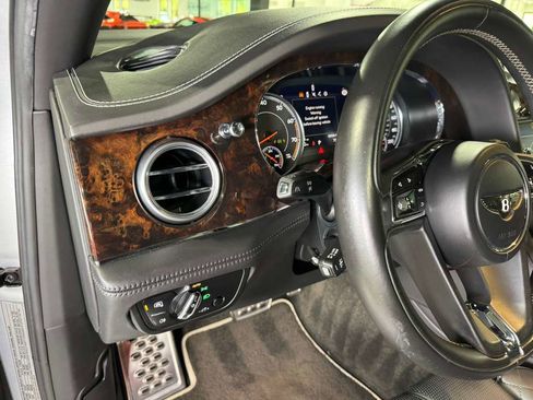 Used 2018 Bentley Bentayga image 35