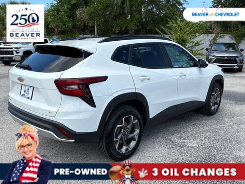 Used 2025 Chevrolet Trax LT FWD image 7
