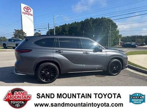 Used 2025 Toyota Highlander XSE AWD/4WD image 2
