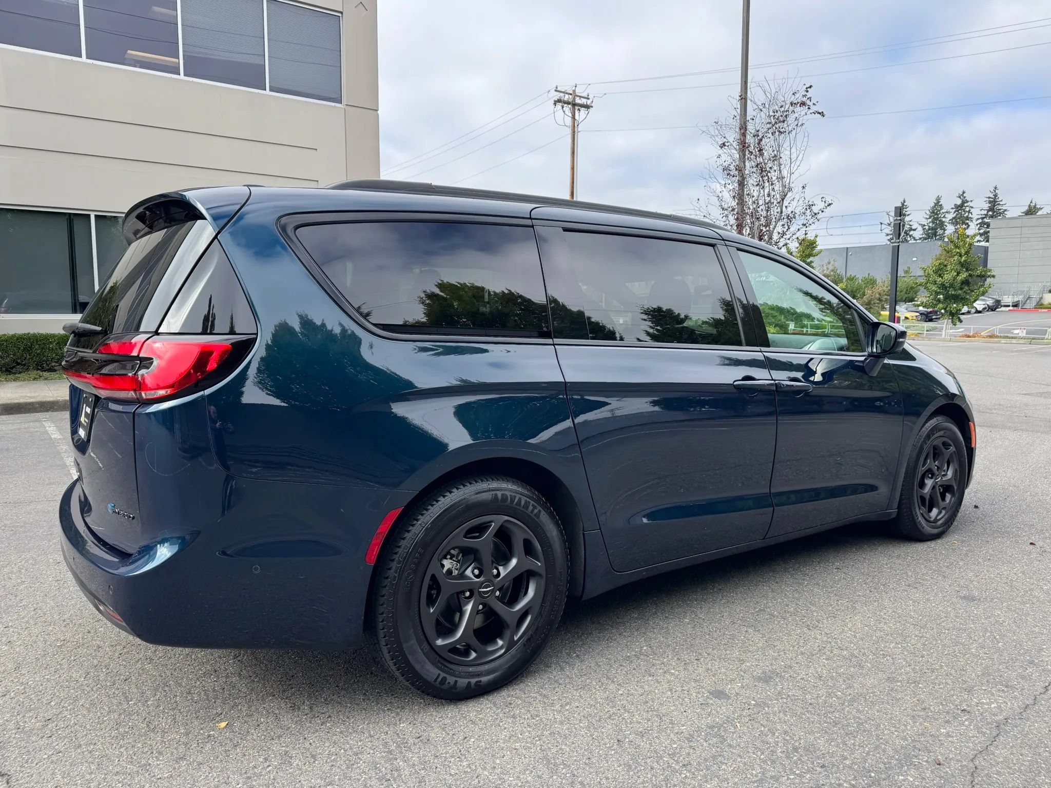 Used 2021 Chrysler Pacifica Touring-L w/ S Appearance Package FWD image 11