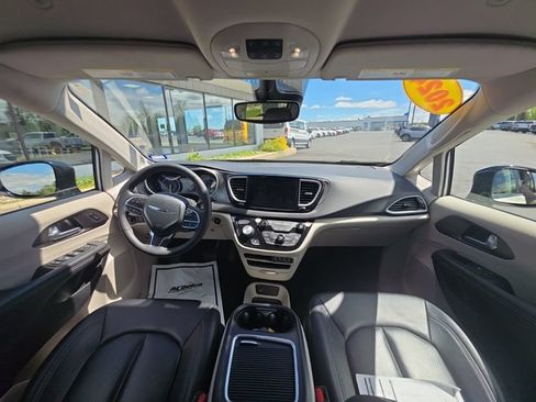 Used 2024 Chrysler Pacifica Touring-L FWD image 21