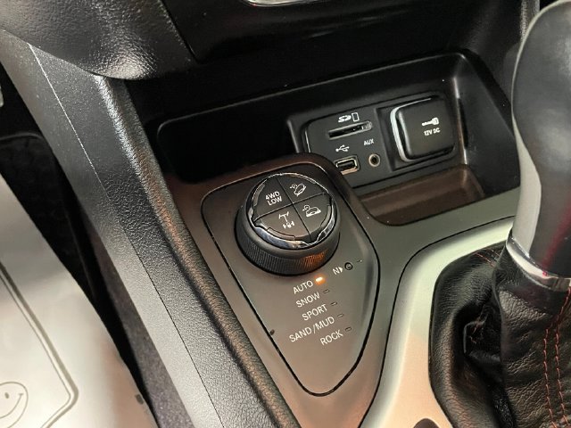 Used 2017 Jeep Cherokee Trailhawk w/ Comfort/Convenience Group AWD/4WD image 11