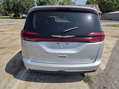 Used 2023 Chrysler Pacifica Touring-L FWD image 8