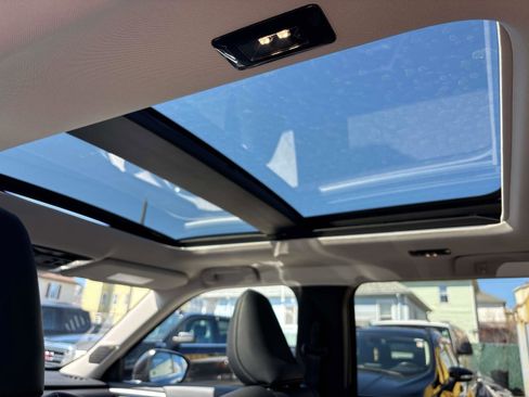 New 2025 Mitsubishi Outlander SE image 9