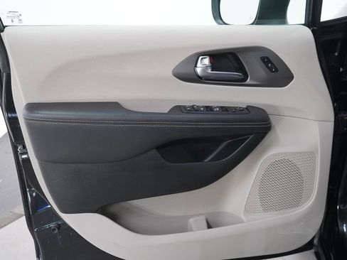 Used 2023 Chrysler Pacifica Touring-L FWD image 22