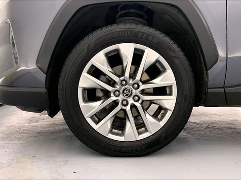 Used 2019 Toyota RAV4 XLE Premium FWD image 8