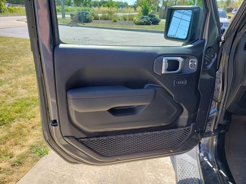Used 2025 Jeep Gladiator Sport image 8