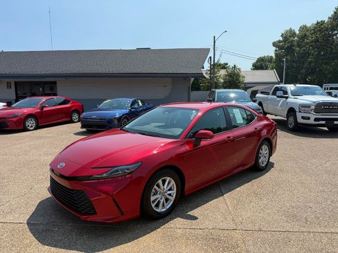 Used 2025 Toyota Camry LE w/ Convenience Package FWD image 3