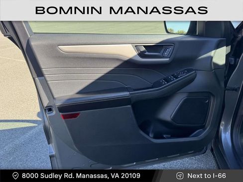 Used 2022 Ford Escape SE w/ SE Sport Appearance Package image 16