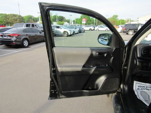 Used 2017 Toyota Tacoma SR AWD/4WD image 9