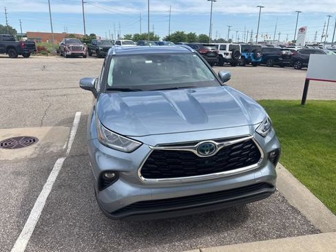 Used 2021 Toyota Highlander Limited AWD/4WD image 3
