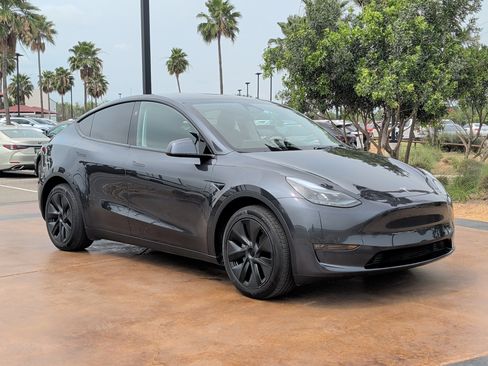 Used 2025 Tesla Model Y Long Range AWD/4WD image 1