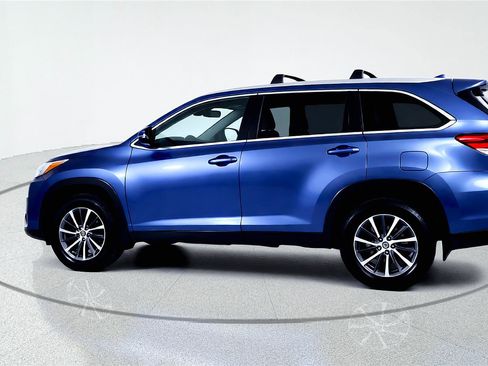 Used 2019 Toyota Highlander XLE image 4