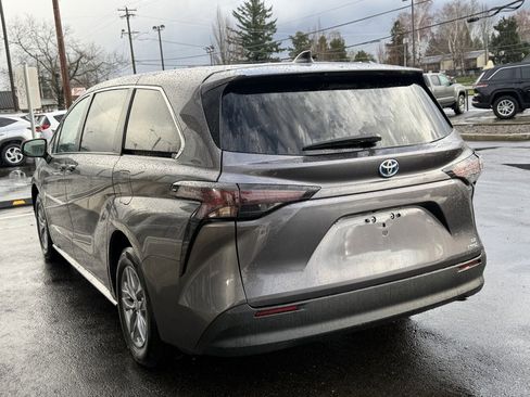 Used 2024 Toyota Sienna LE image 5