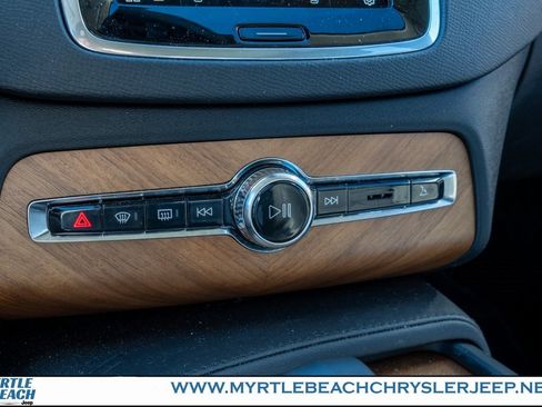 Used 2023 Volvo XC90 B6 Plus image 24