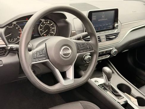 Used 2025 Nissan Altima 2.5 SV FWD image 17