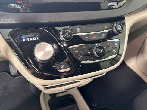 Used 2022 Chrysler Voyager LX image 20