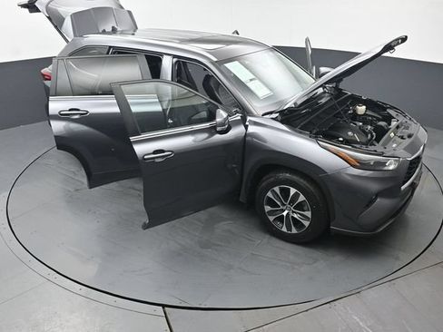 Used 2023 Toyota Highlander XLE AWD/4WD image 55