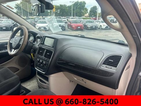 Used 2019 Dodge Grand Caravan SE w/ UConnect Hands-Free Group FWD image 6