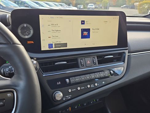 Certified 2023 Lexus ES 300h w/ Luxury Package image 18