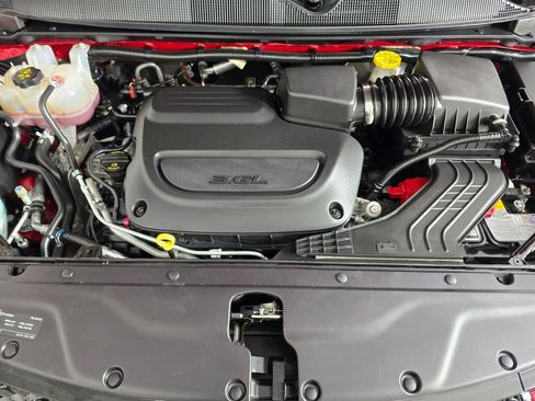 Used 2024 Chrysler Pacifica Touring-L image 10