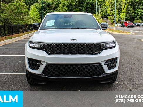 Used 2025 Jeep Grand Cherokee Altitude AWD/4WD image 9