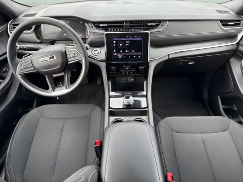 Used 2025 Jeep Grand Cherokee Laredo X RWD image 14