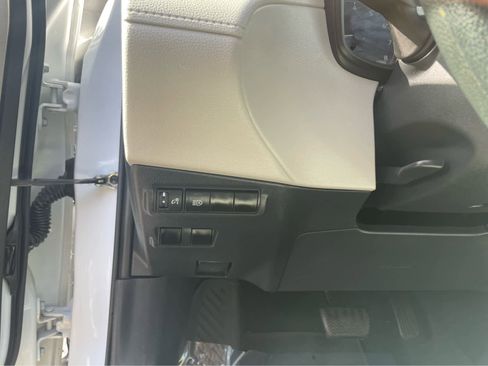 Used 2024 Toyota Corolla Cross L image 12