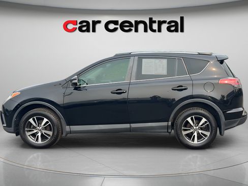 Used 2018 Toyota RAV4 XLE AWD/4WD image 2