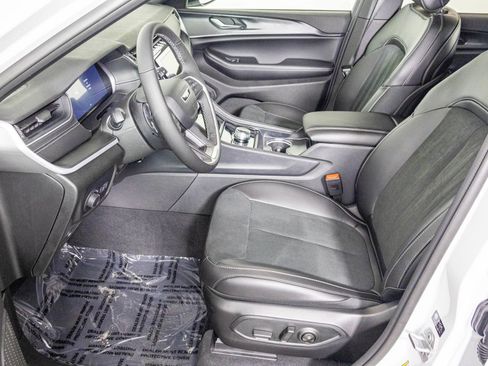 New 2025 Jeep Grand Cherokee Altitude image 15